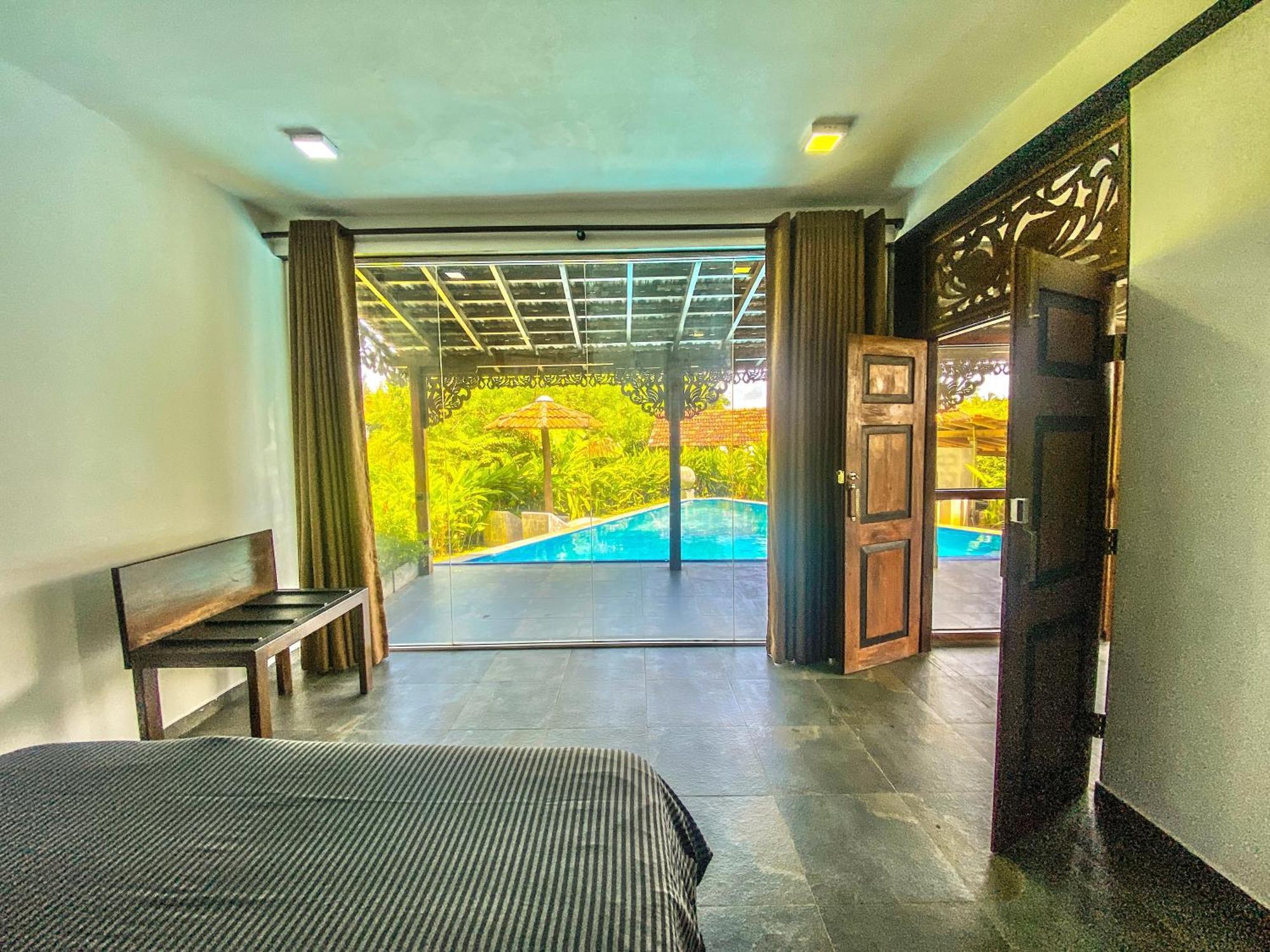 Hotel Waterland Negombo Esterno foto